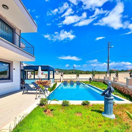 Villa 4 Bedroom With Private Pool *