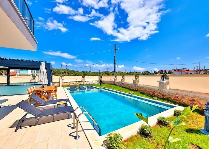 Villa 4 Bedroom With Private Pool *