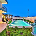 çukurbağ 4 Bedroom With Private Pool *