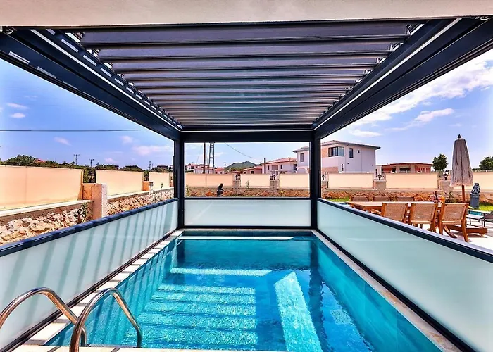 4 Bedroom With Private Pool וילה *