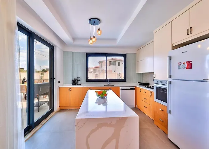 4 Bedroom With Private Pool וילה *