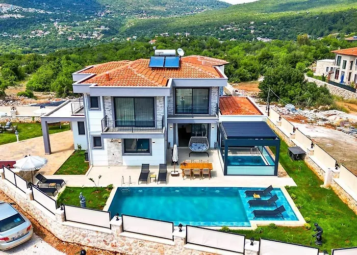 4 Bedroom With Private Pool וילה *